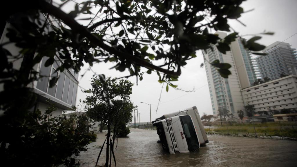 Una furgoneta volcada en Florida