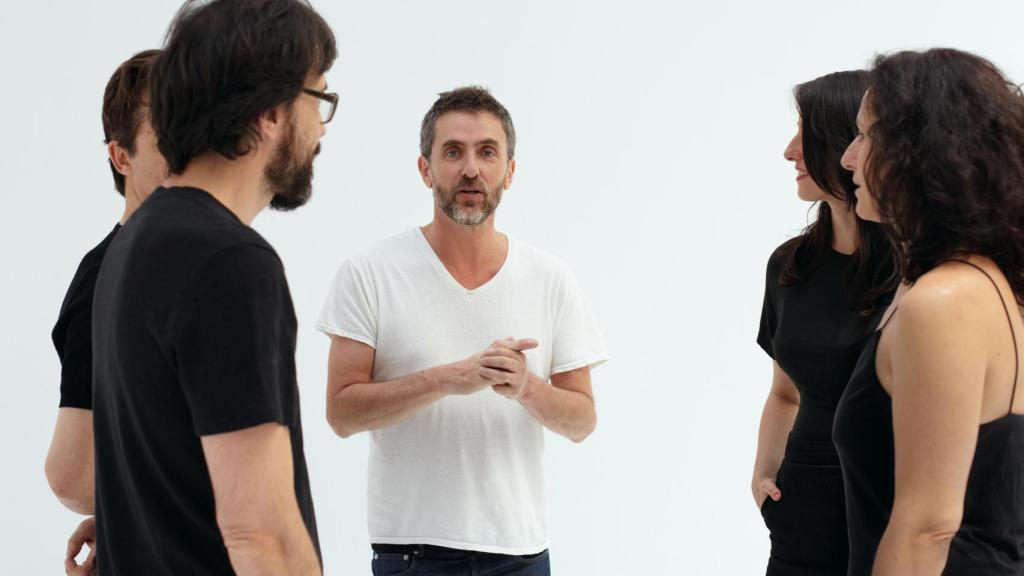 Pascal Rambert junto a los actores de Ensayo.