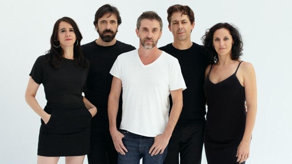 Foto del elenco de Ensayo con Pascal Rambert en el centro.