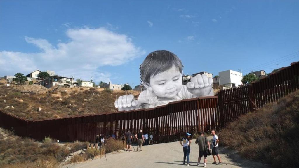 Varios curiosos observan a Kikito.