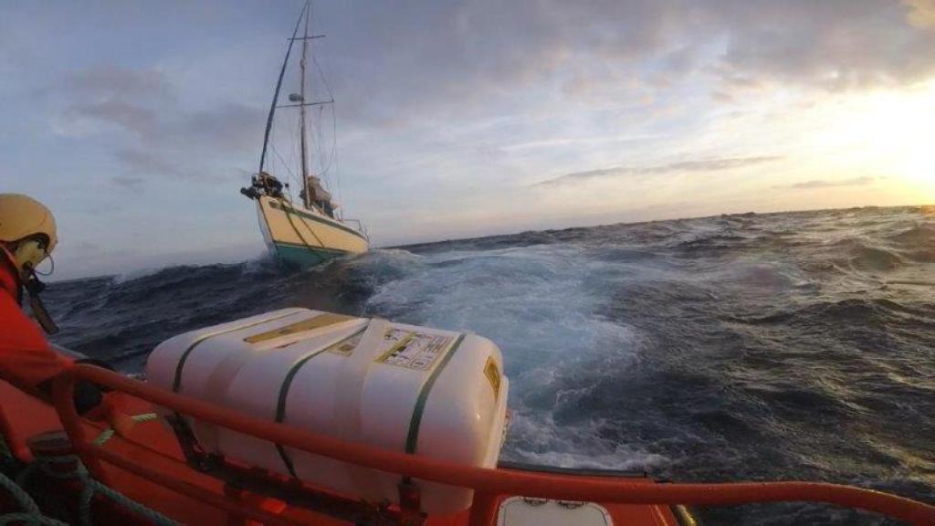 Salvamento Marítimo patrulla en busca de pateras.