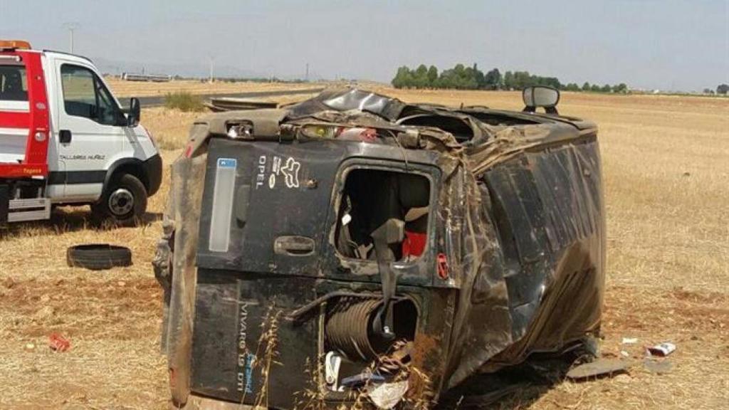 Fotografía facilitada por el Servicio de Emergencias de Ciudad Real del estado en el que ha quedado una furgoneta tras salirse de la vía a la altura del kilómetro 4 de la CM-4007, en el término municipal de Daimiel (Ciudad Real).