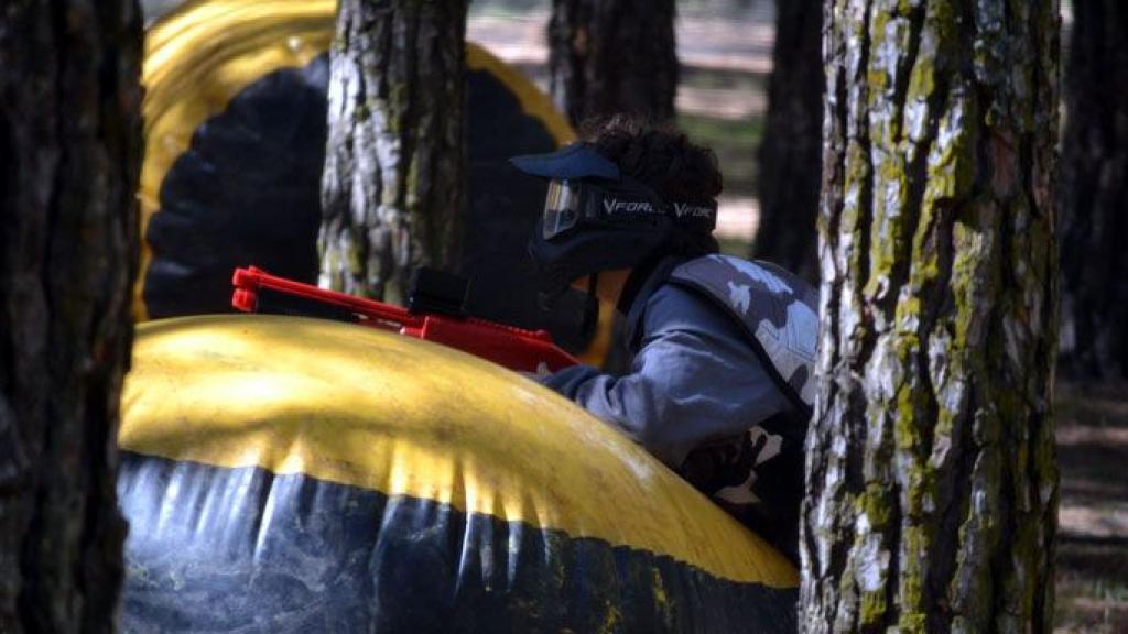 Un joven juega al paintball en una imagen de archivo.