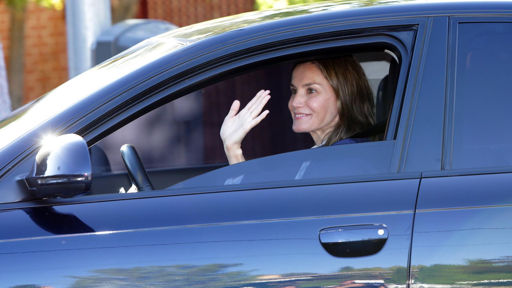 La reina Letizia lleva a sus hijas a su primer día de colegio