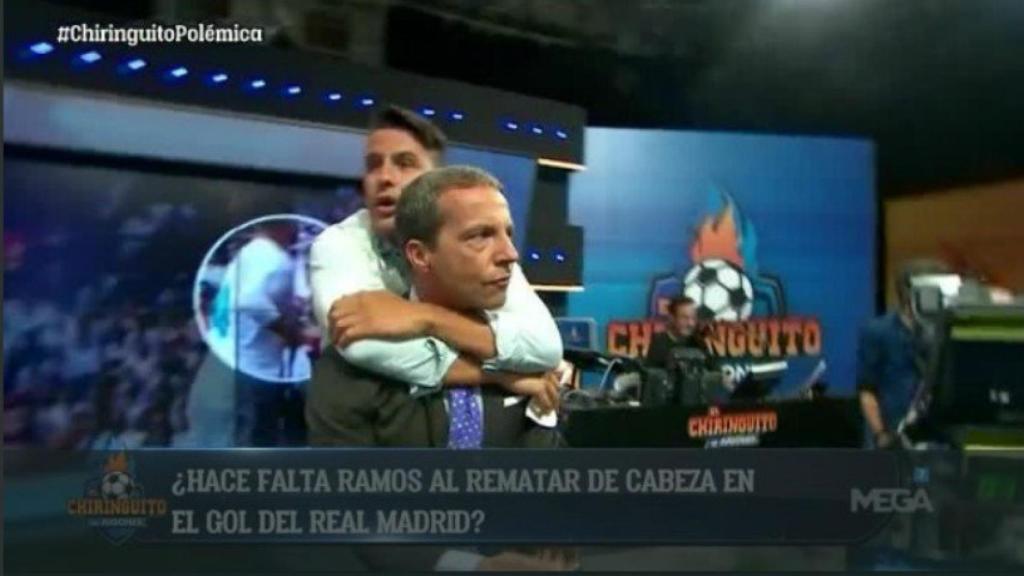 Juanfe saltando sobre Cristobal Soria Foto Twitter (@elchiringuitotv)