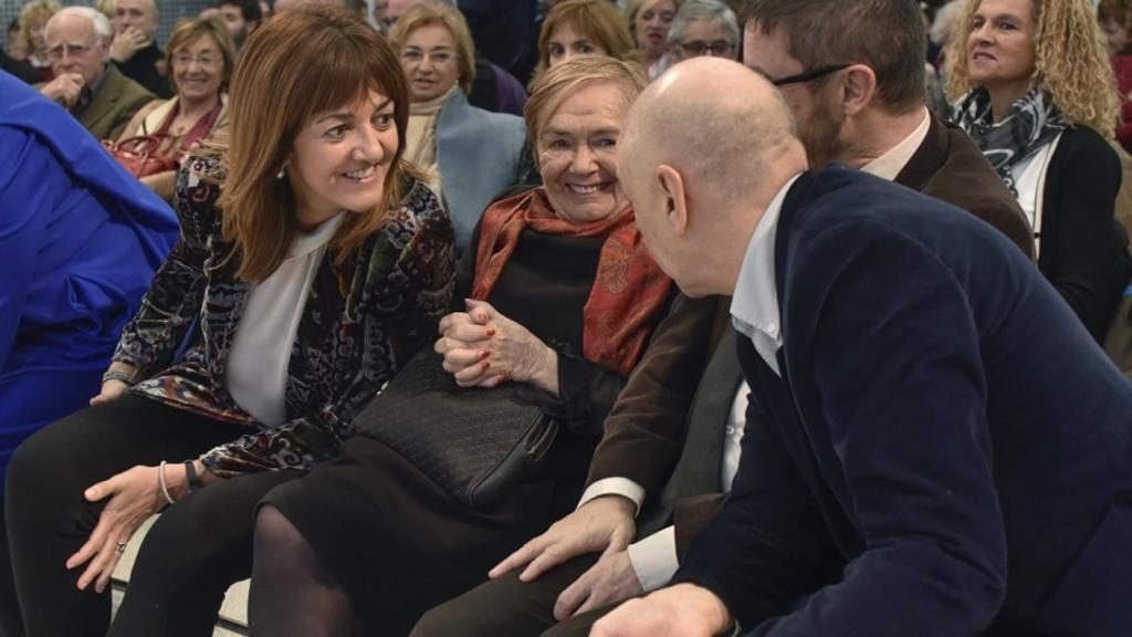 María Teresa Castells junto con Idoia Mendía y Rodolfo Ares.