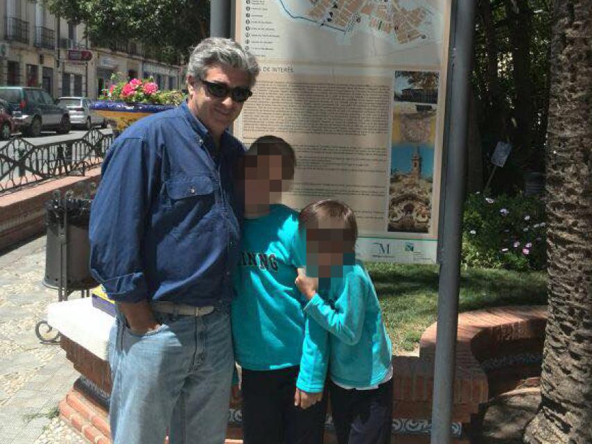 El padre del menor junto a sus hijos.