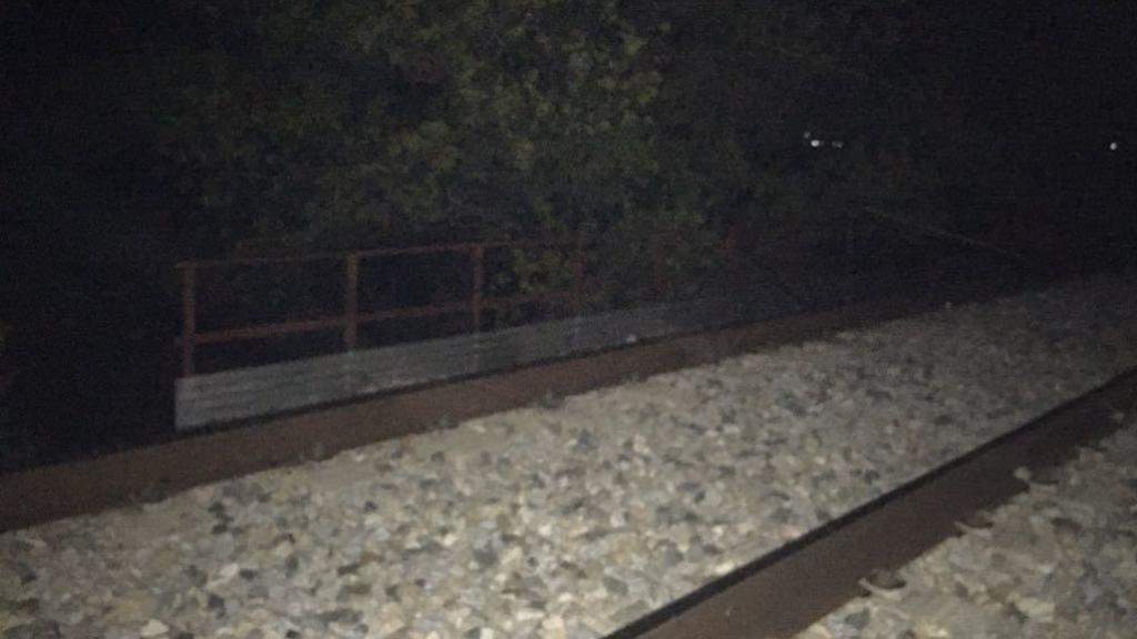 El paso elevado tiene una anchura similar a la del convoy, por lo que no hay espacios a los lados donde resguardarse.