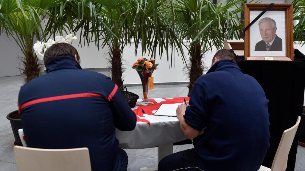 Firmas en el libro de condolencias por la muerte del alcalde Alfred Gadenne