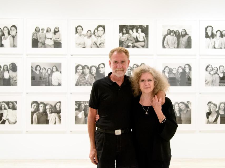 Nicholas y Bebe en la sede de Mapfre, con la serie de las Brown detrás.