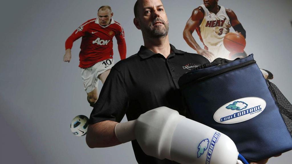 Un miembro de Avacore con un Cooling Glove.