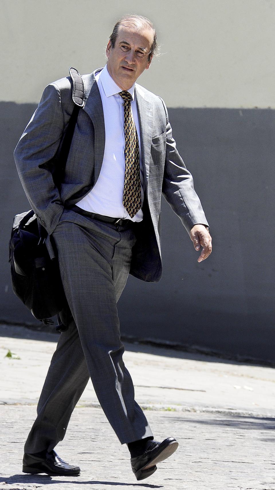 Francisco Franco y Martínez-Bordiú camina por las calles de Madrid.