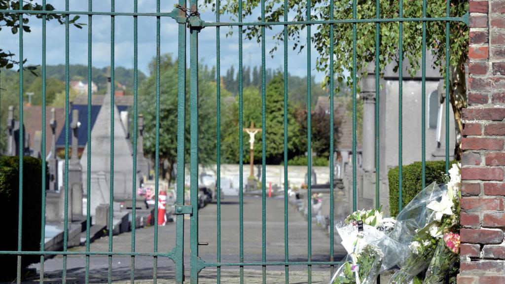 Flores en la verja del cementerio que abría cada día el alcalde