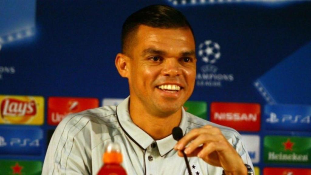 Pepe en rueda de prensa con el Besiktas. Foto: Twitter (@besiktas).