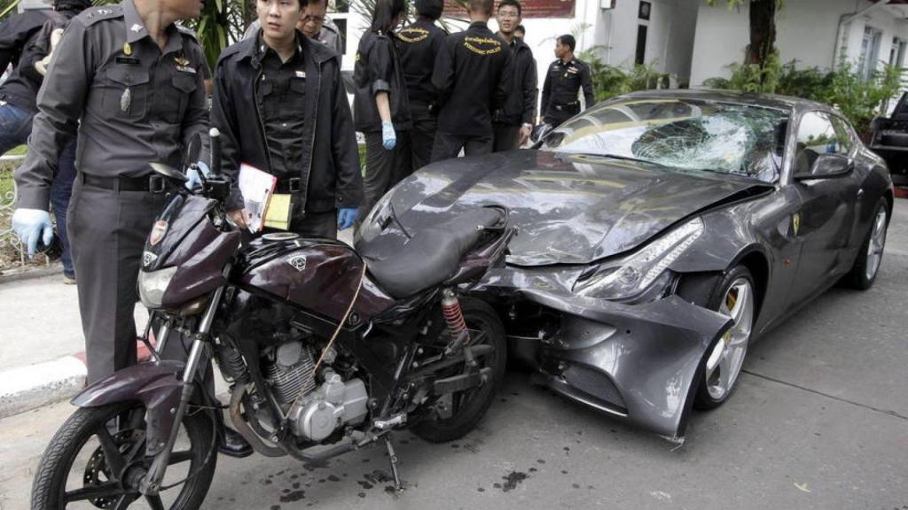 La policía investiga el coche de Vorayuth Yoovidhya.