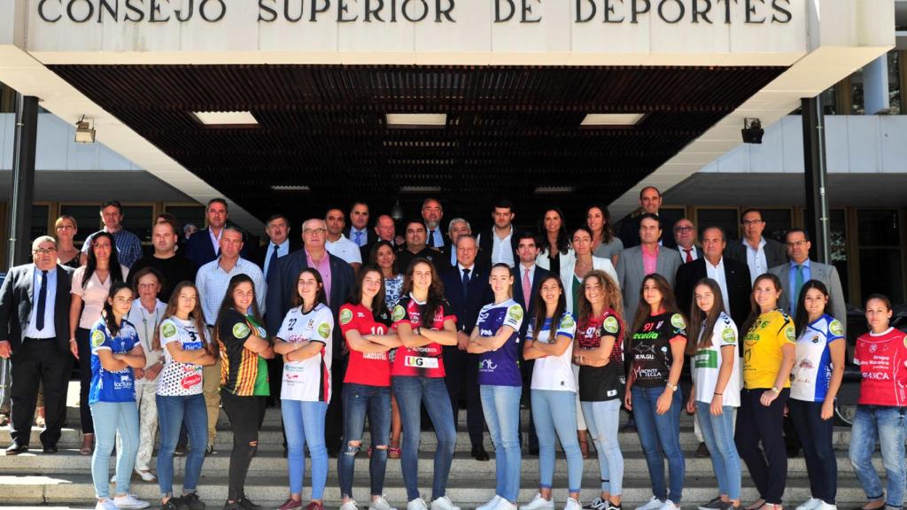 Jugadoras de los 14 clubes e instituciones posan en la presentación de la Liga Guerreras Iberdrola