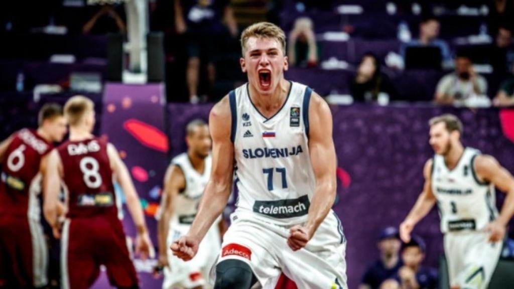 Luka Doncic celebrando en el duelo ante Letonia. Foto: Twitter (@fiba).