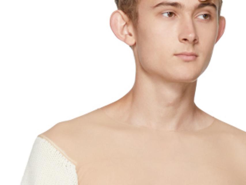 Modelo posando con las mangas