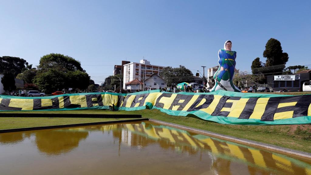 Pancarta en la que se puede leer: Lula a la cárcel