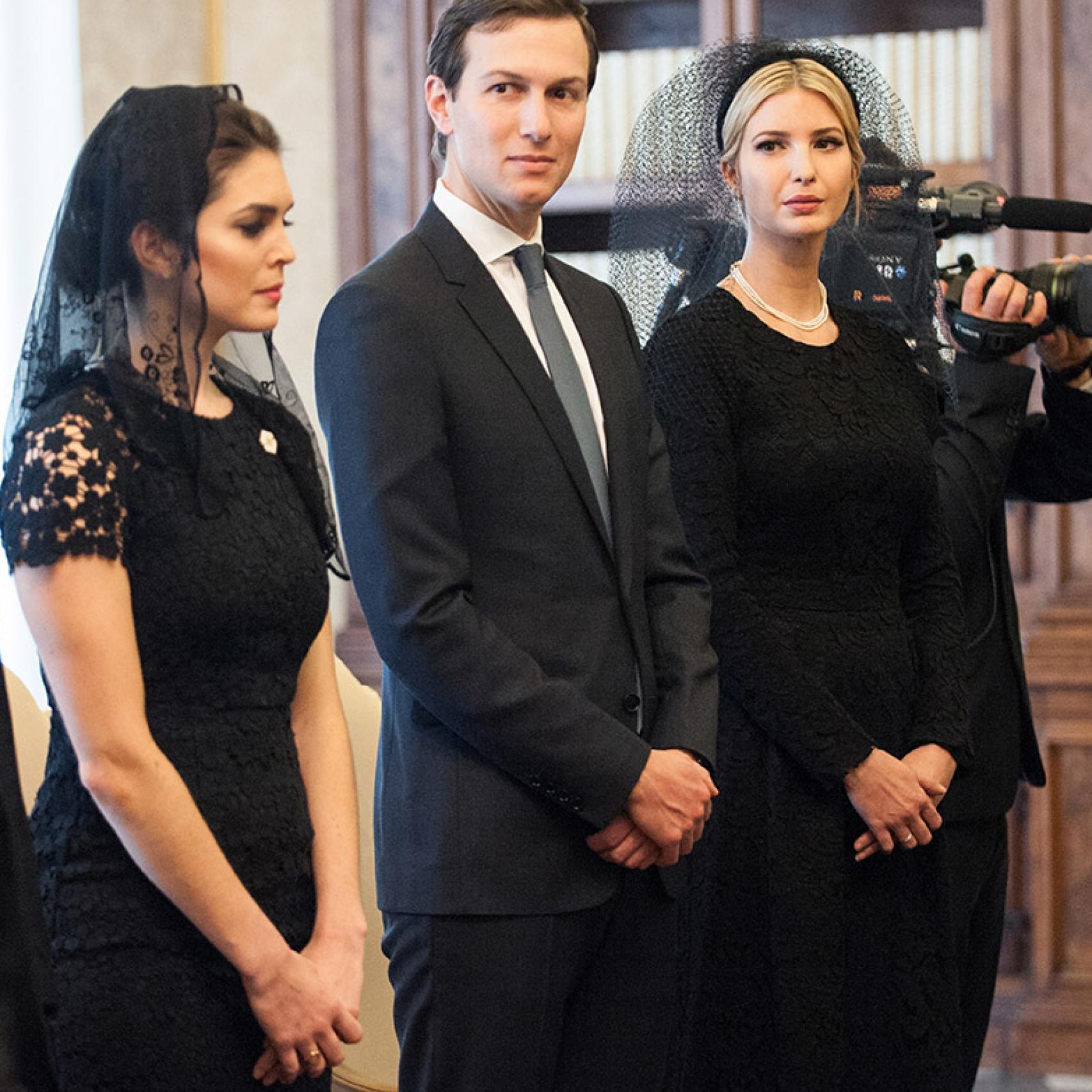 Hope Hicks, junto a Ivanka, en su visita al Vaticano.