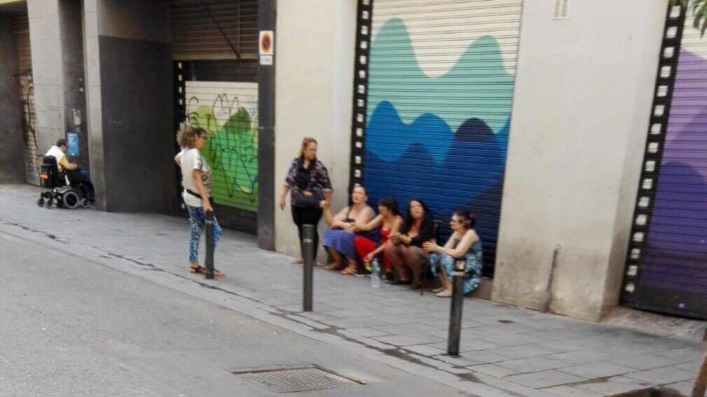 Las prostitutas esperan a los clientes a lo largo de los 300 metros de la calle Robadors