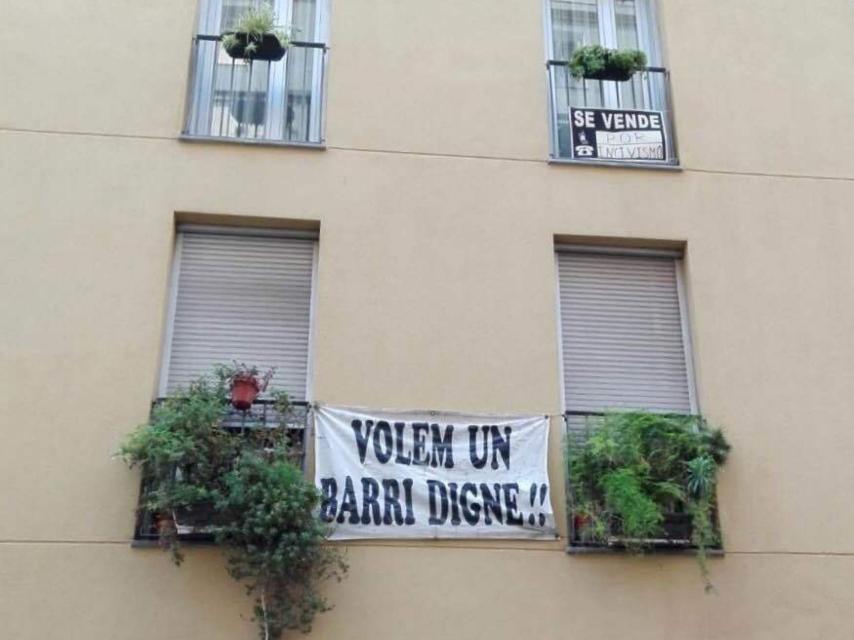 Carteles de venta por incivismo y exigiendo un barrio digno son habituales en el Raval