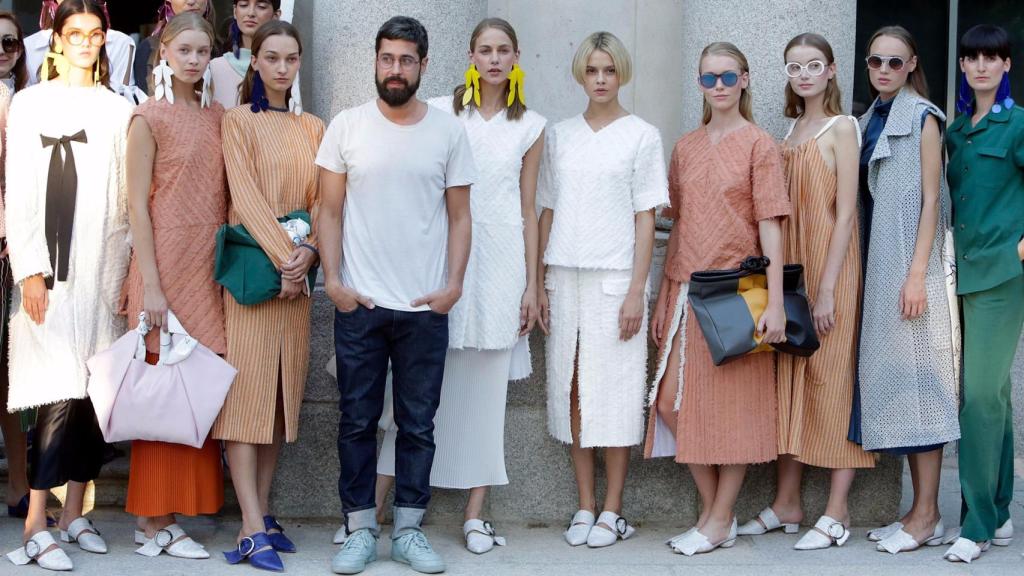 Moisés Nieto con todas las modelos de su desfile al finalizar. | Foto: GTRES.