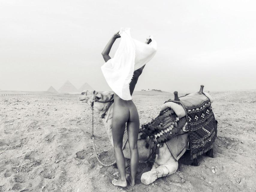 Una de las polémicas fotos de la modelo belga que quería ser Nefertari. EFE.