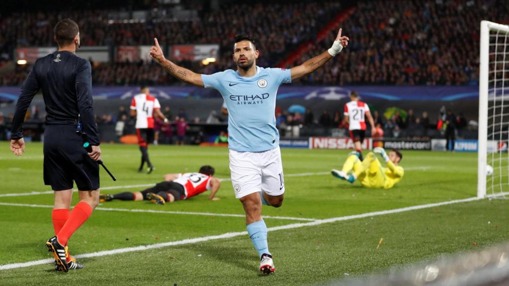 Sergio Agüero celebra el segundo tanto del Manchester City en Holanda.