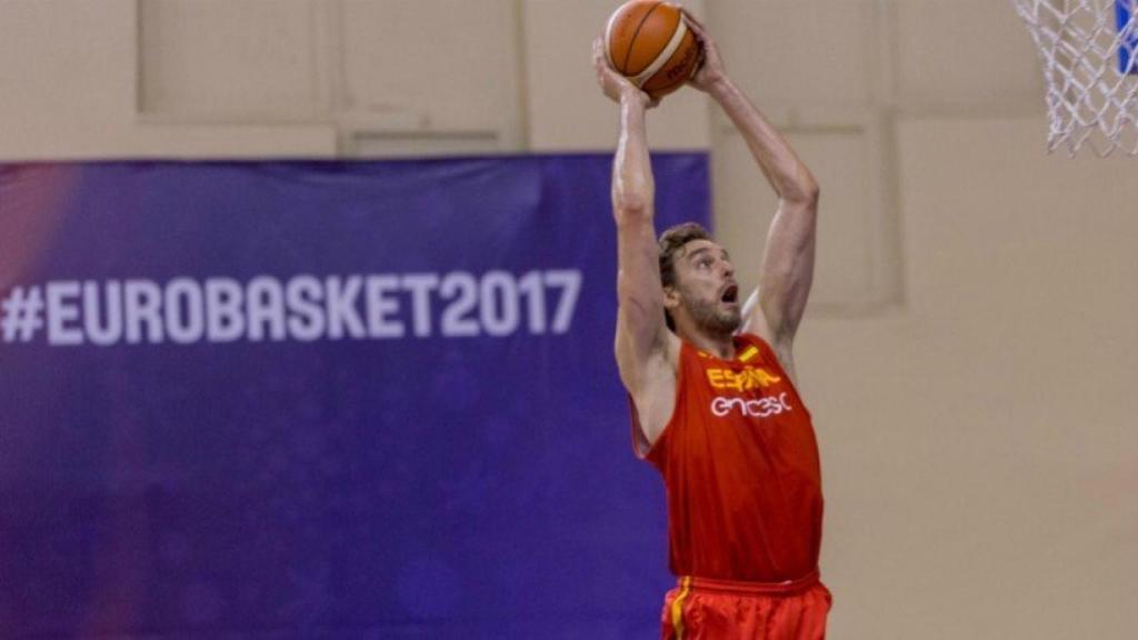 Pau gasol encestando. Foto (@paugasol)