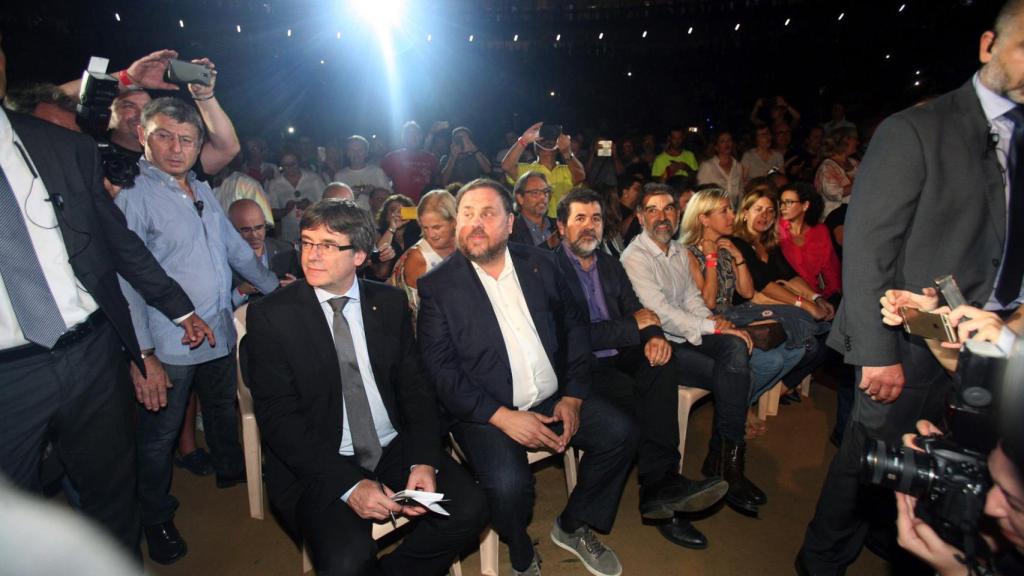 Carles Puigdemont y Oriol Junqueras en la Plaza de Toros de Tarragona.