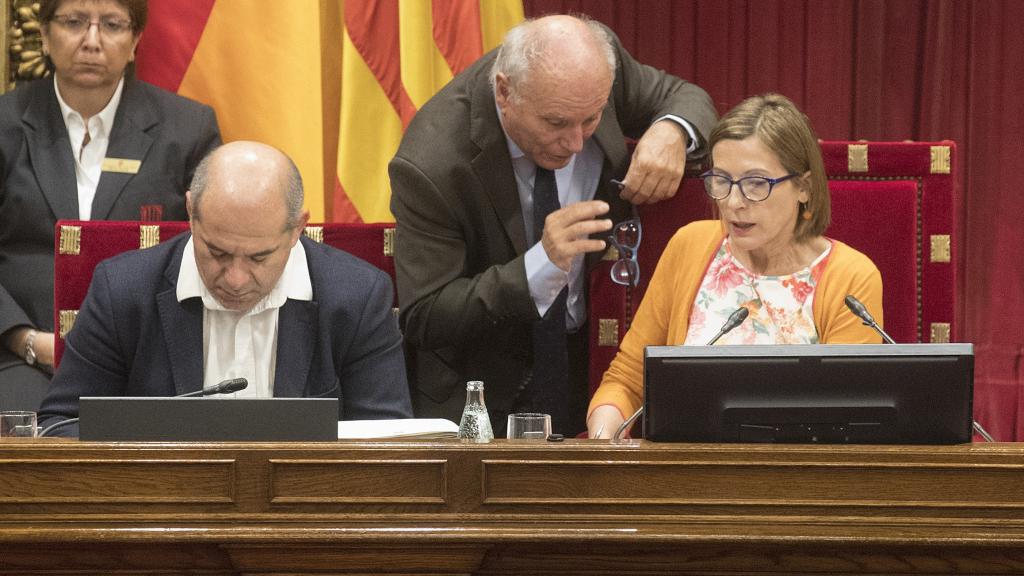 Forcadell charla con el letrado de la mesa del Parlament, el día de la aprobación de la ley de referédum.
