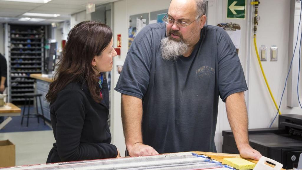 Alegret conversa con el estadounidense Gerald Dickens, codirector de la expedición.