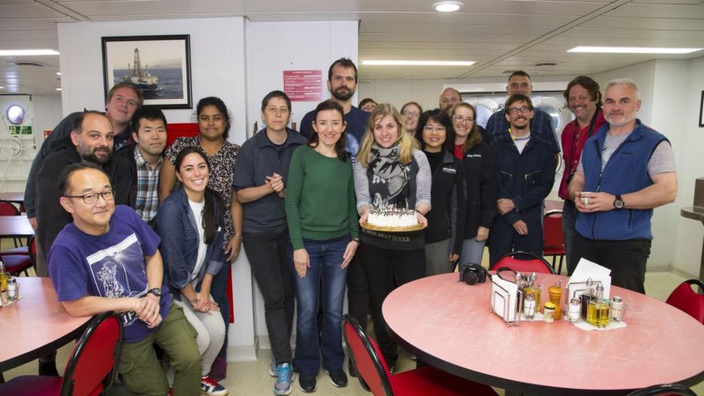 Alegret, de verde en el centro, durante la celebración del cumpleaños de la neozelandesa Kristina Pascher.