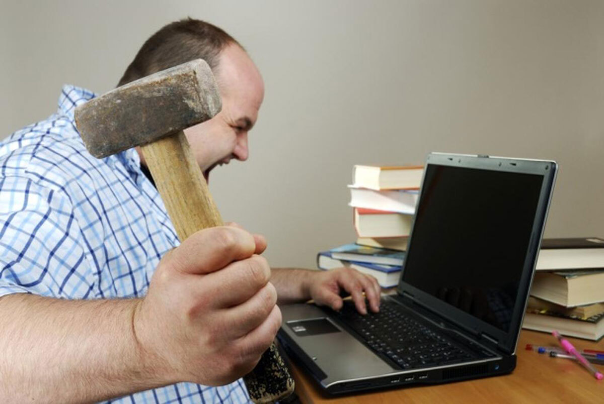 desarrollador-rompiendo-ordenador