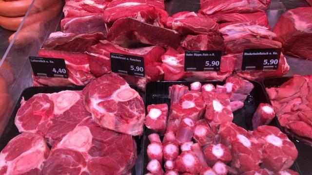 Carnes rojas expuestas en un establecimiento para su venta.