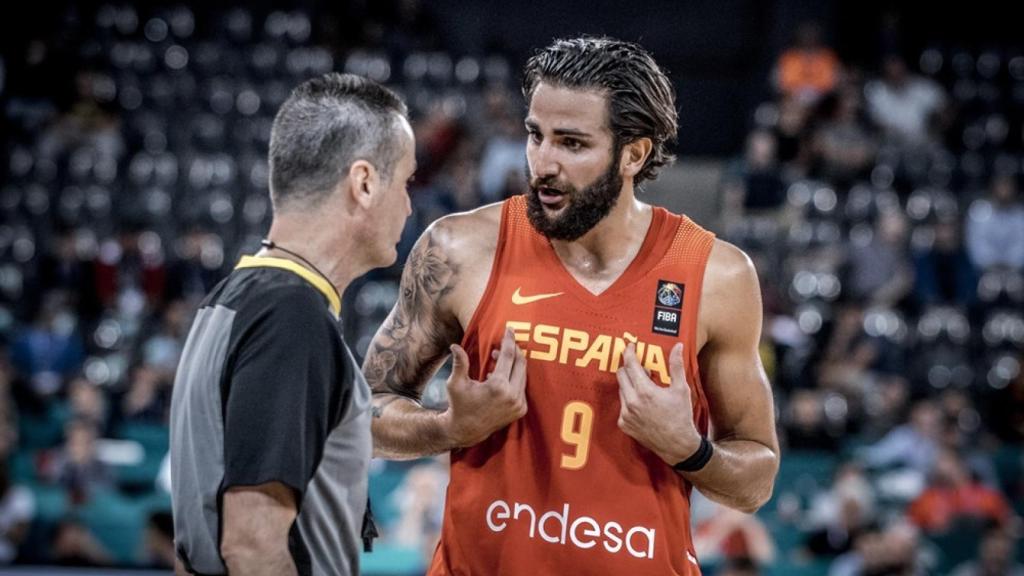 Ricky Rubio discutiendo con uno de los árbitros del Croacia-España.