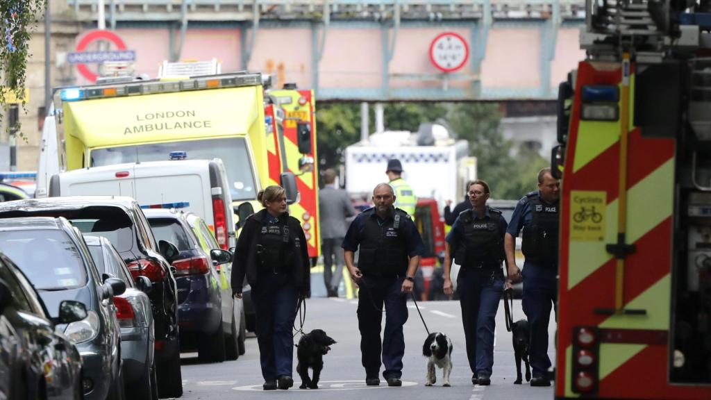 Agentes de la policía cerca de la estación de Parsons Green