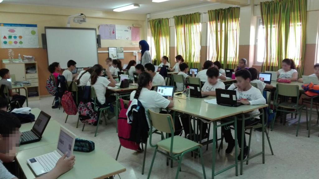 Karima Demga en mitad de una clase con su alumnado.