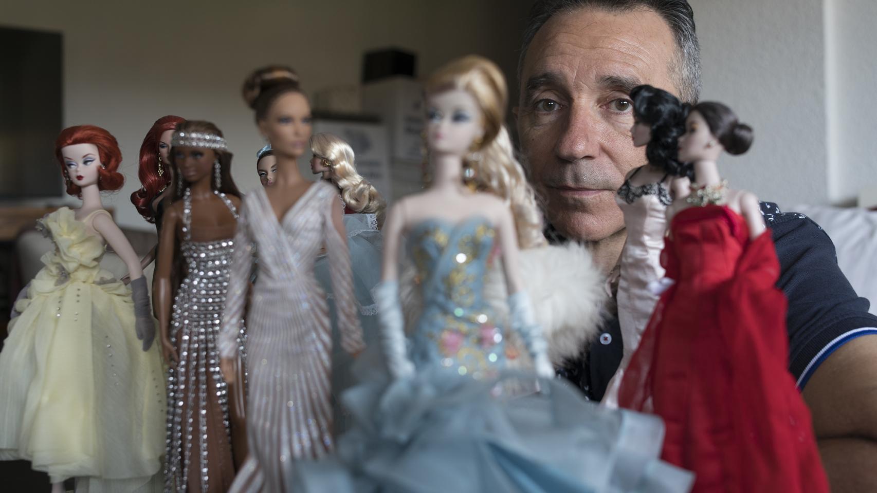 Erwin junto a las barbies que ha seguido coleccionando pese a la sustracción de tesoro