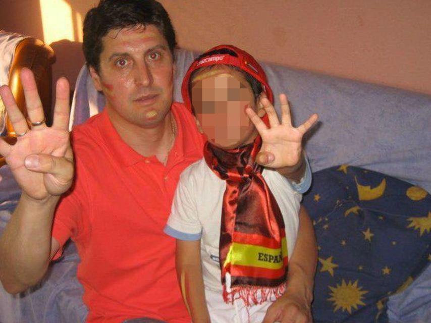 Emiliano y su hijo Hugo viendo un partido de la selección española. Ahora el niño está retenido en Perú.