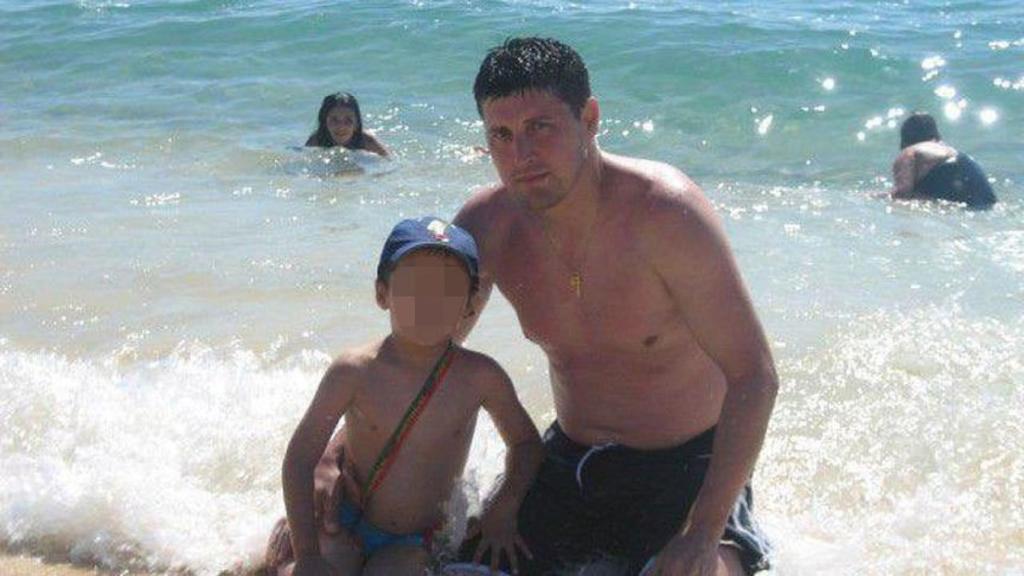 Emiliano y su hijo Hugo en la playa, antes de que la madre del niño se lo llevase a Perú.