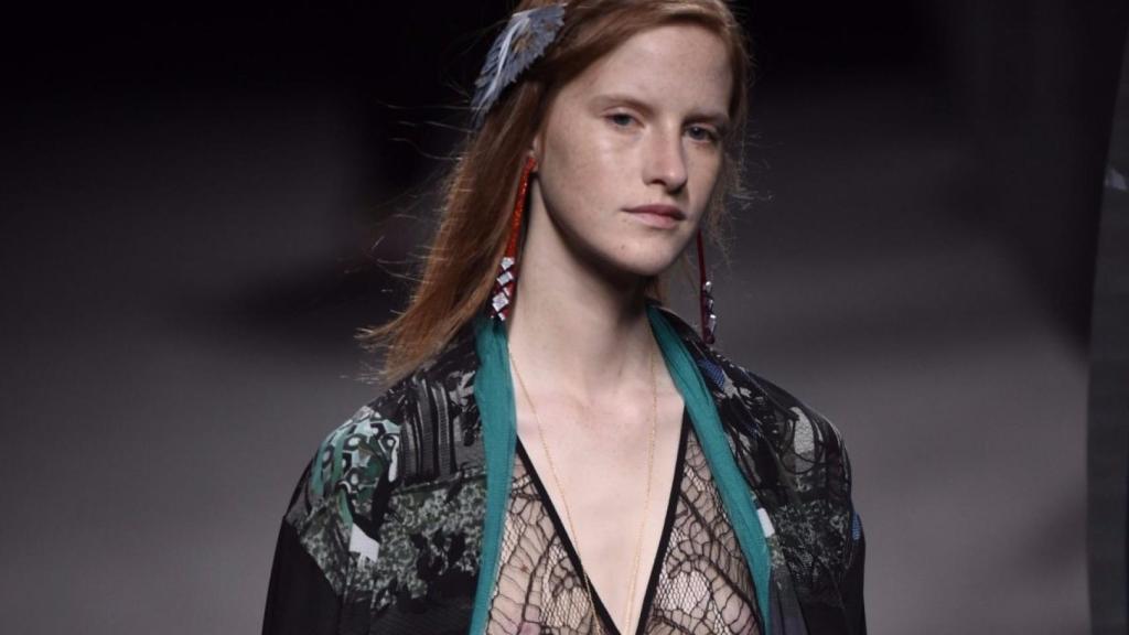 Una de las salidas de Ailanto en la Mercedes-Benz Madrid Fashion Week. | Foto: GTRES.