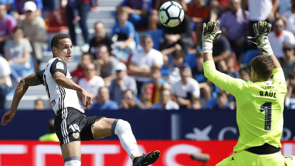 Rodrigo intenta rematar ante Raúl, portero del Levante.