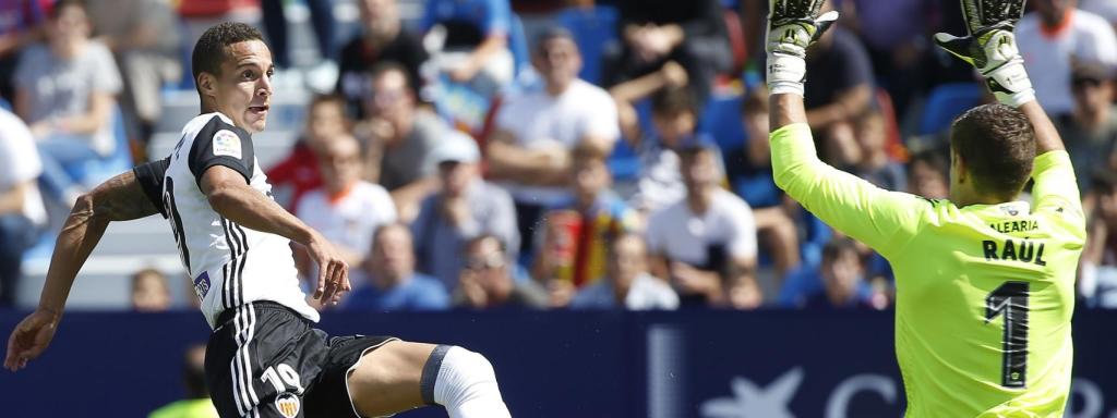Rodrigo intenta rematar ante Raúl, portero del Levante.