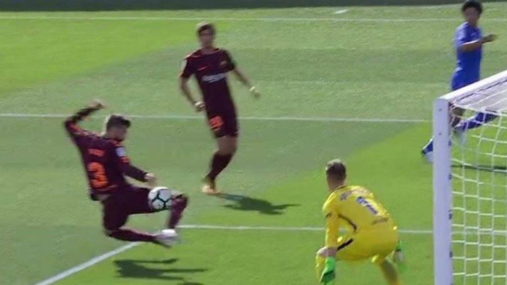 Piqué golpea el balón con la mano