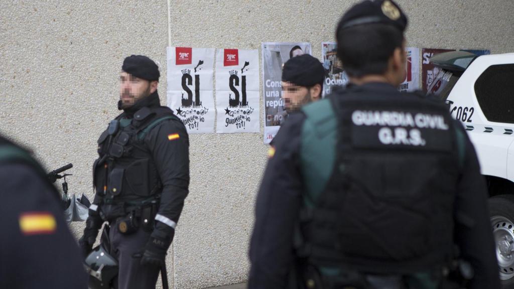 La Guardia Civil durante un registro en Cataluña.