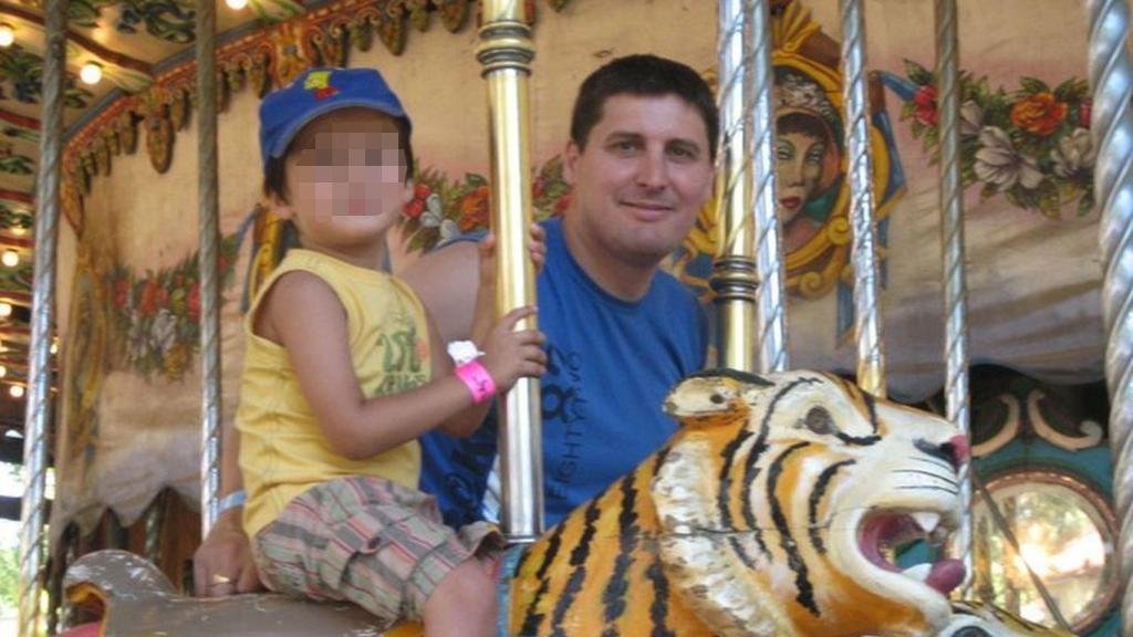 Emiliano y su hijo Hugo, cuando estaban juntos. Hace 7 años que no se ven.