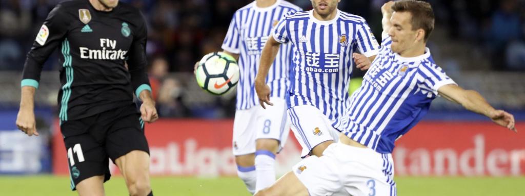 Bale pugna por el balón en el Real Sociedad - Real Madrid.