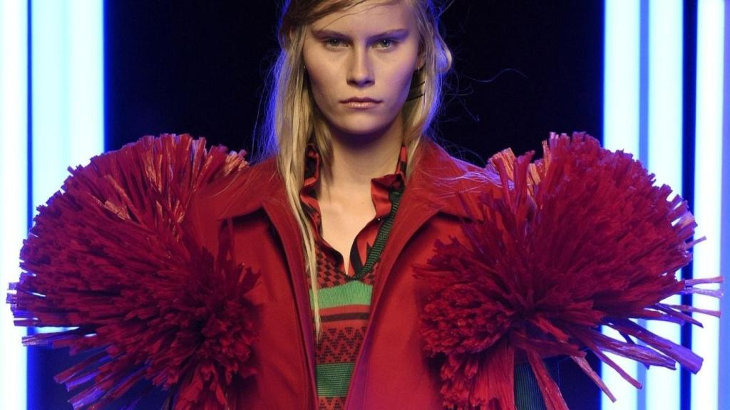 Los trabajos de rafia se colorean y se acoplan a todas las prendas. | Foto: GTRES.